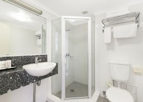 Hotel King Bathoom - The Wellington Apartments Hotel Brisbane