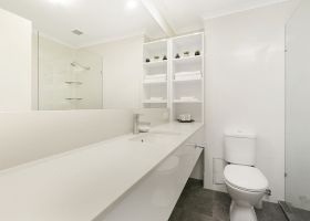 Hotel King Deluxe Room Bathroom - The Wellington Apartments Hotel Brisbane