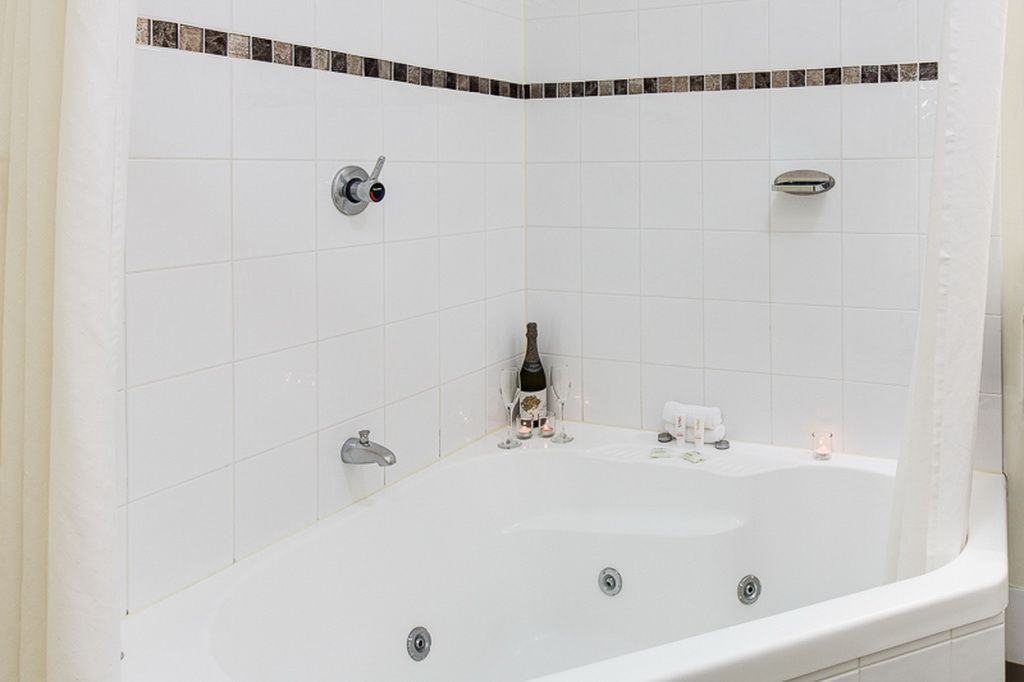 Luxurious spa bath at Brisbane accommodation | Wellington Apartment Hotel